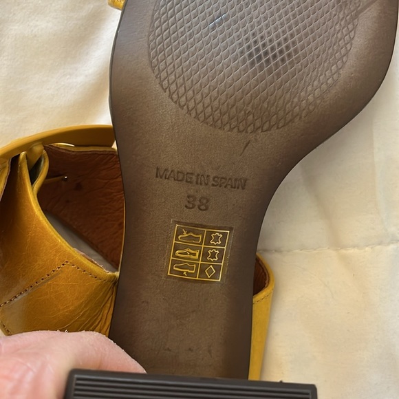 L'intervalle Blocked Heel Sandals. Mustard color Size 38 Euro Size 7.5 US. - Picture 5 of 13